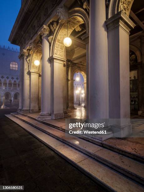 italy, venice, main square illuminated at night - venice italy night stock pictures, royalty-free photos & images