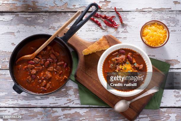 chili met bonen - chili con carne stockfoto's en -beelden