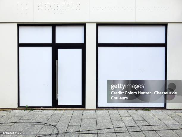 a parisian store closed during the covid-19 epidemic - facade stock pictures, royalty-free photos & images