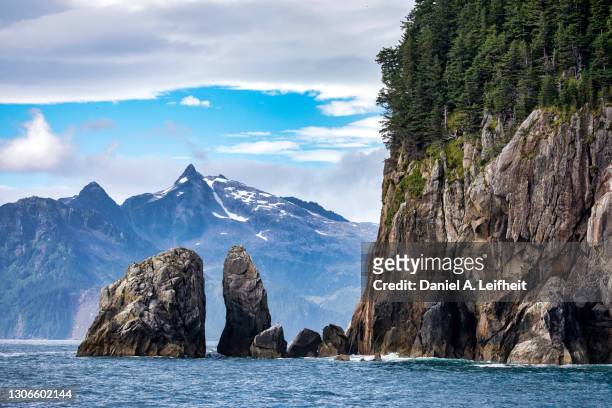 dramatic coast of kenai fjords national park, alaska - alaska location stock-fotos und bilder