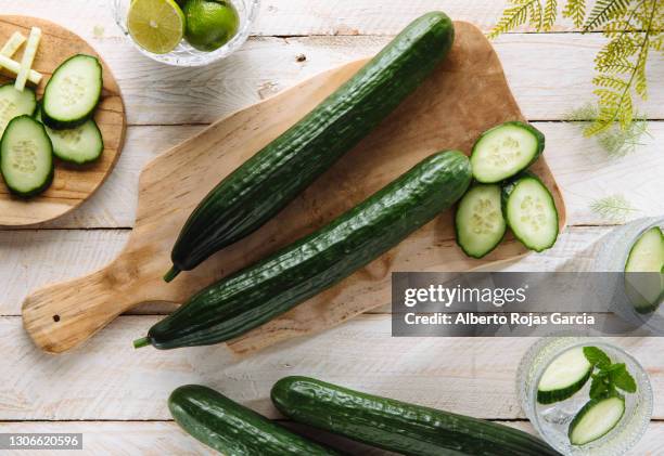 cucumber sliced on the cutting board, salad ingredient. - geheel stockfoto's en -beelden