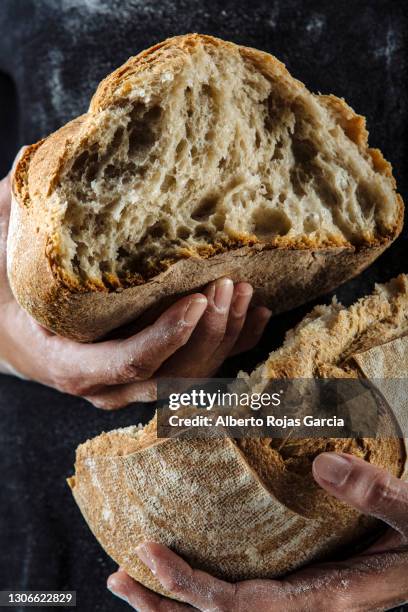 close up of a baker holding baked - rich garcia fotografías e imágenes de stock