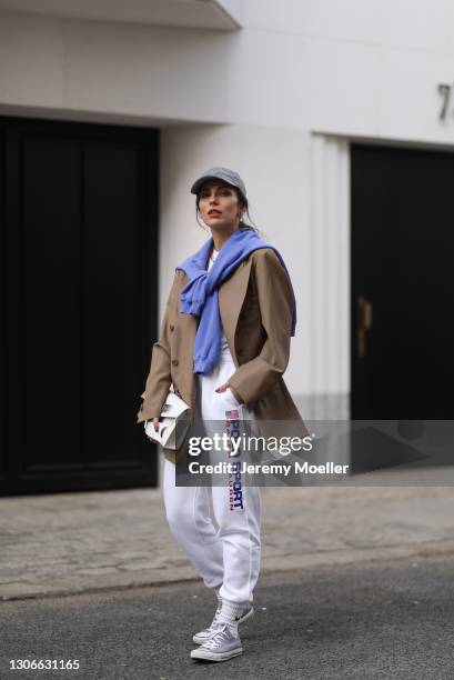 Masha Sedgwick wearing Converse grey low sneaker, white Nike logo socks, Polo Ralph Lauren pants and shirt, Maison Margiela white bag, Envelope 1976...