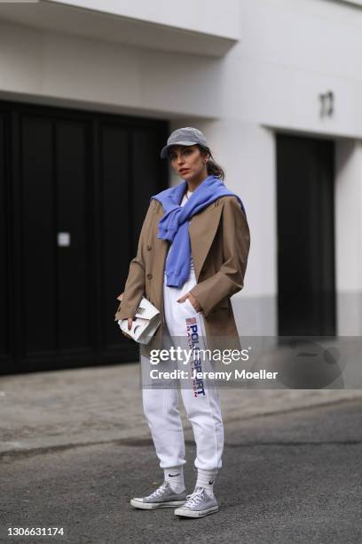 Masha Sedgwick wearing Converse grey low sneaker, white Nike logo socks, Polo Ralph Lauren pants and shirt, Maison Margiela white bag, Envelope 1976...