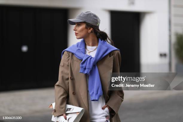 Masha Sedgwick wearing Polo Ralph Lauren pants and shirt, Maison Margiela white bag, Envelope 1976 green blazer, Fila silver cap and Ecoalf purple...