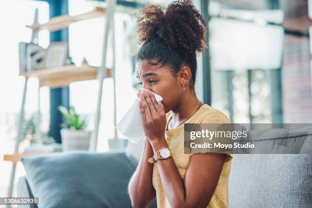 een rustdag is de weg naar herstel - sneezing stockfoto's en -beelden