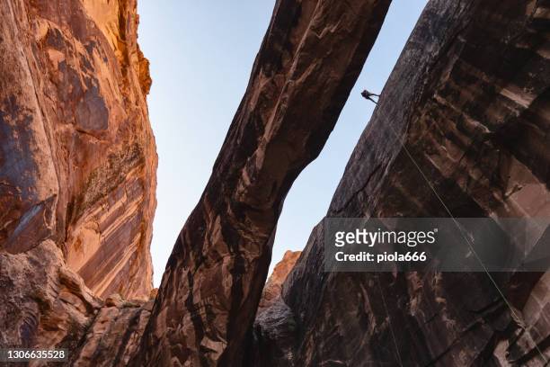 kvinna canyoneering i kanjonlandskap i sydvästra usa - canyoning bildbanksfoton och bilder
