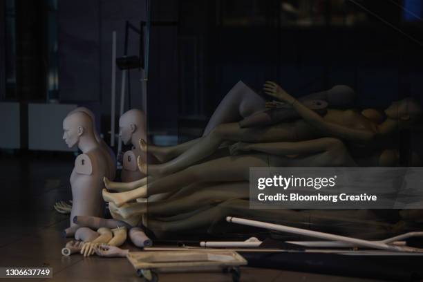 mannequins in a store - broken window stock-fotos und bilder