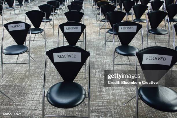 black office chairs - posto riservato foto e immagini stock