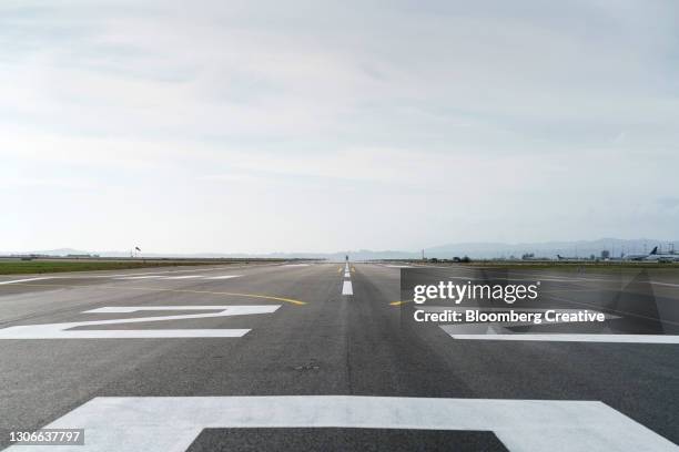 airport runway markings - tarmac airport stock pictures, royalty-free photos & images