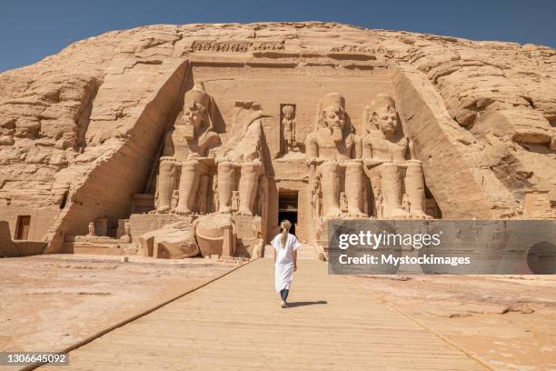 la donna viaggia in egitto - abu simbel foto e immagini stock