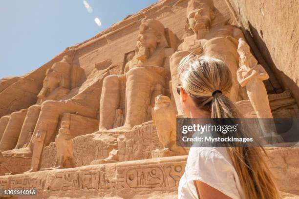 mujer viaja a egipto - aswan fotografías e imágenes de stock