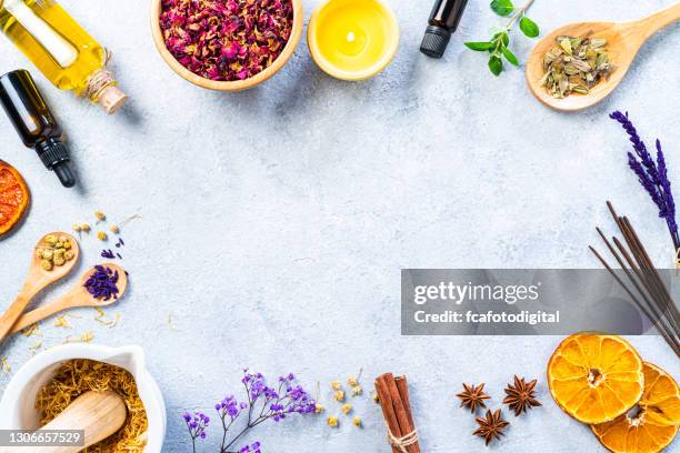 aromaterapia y cuadro de medicina herbaria. copiar espacio - comida flores fotografías e imágenes de stock