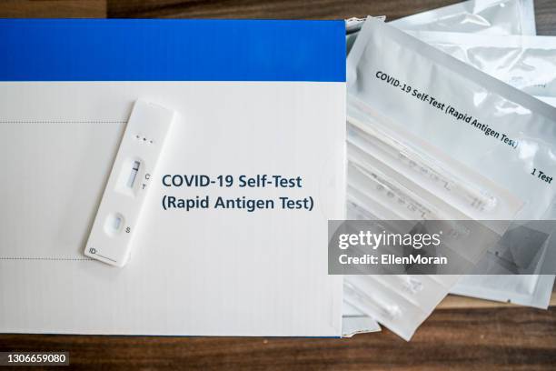 een dichte omhooggaand van een zijstroomhuis het testen uitrusting - testkit stockfoto's en -beelden
