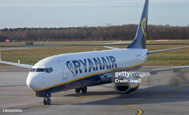 ryanair boeing 737 airplane arriving at eindhoven airport - ryanair stock pictures, royalty-free photos & images