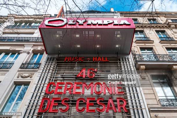 parijs : gevel van de olympia concertzaal, voor cesar awards - blockbuster awards stockfoto's en -beelden