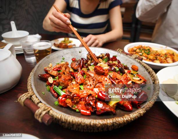 szechwan dry hotpot with chicken wing and prawn - szechuan cuisine stockfoto's en -beelden