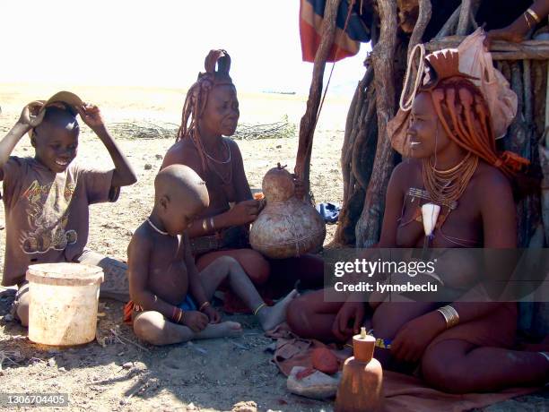 famille himba - himba photos et images de collection