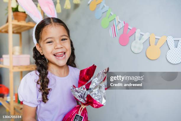 child holding easter egg and smiling - easter egg imagens e fotografias de stock