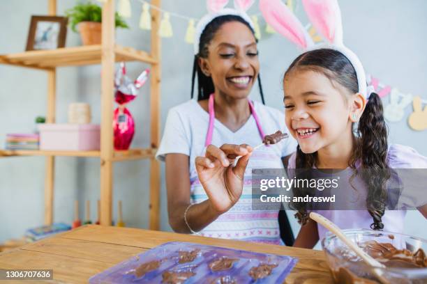 ostern zu hause feiern - schokolade auf den tisch zubereiten - child loves chocolates stock-fotos und bilder