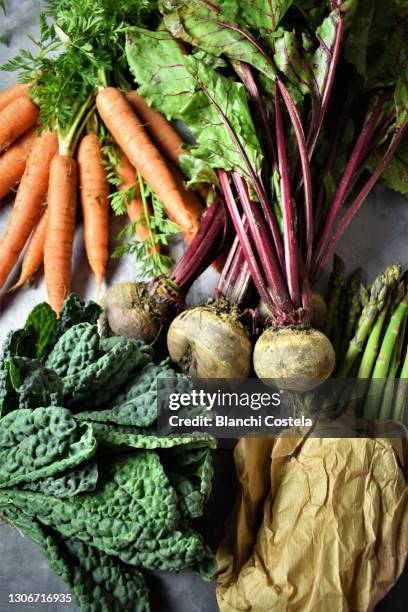 organic fresh vegetables - kale bunch stock pictures, royalty-free photos & images