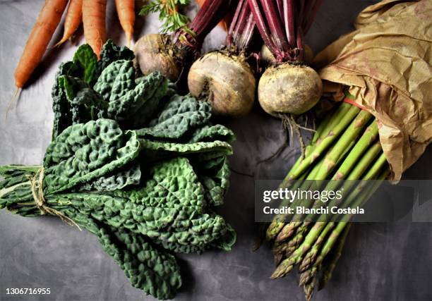 organic fresh vegetables - couve imagens e fotografias de stock