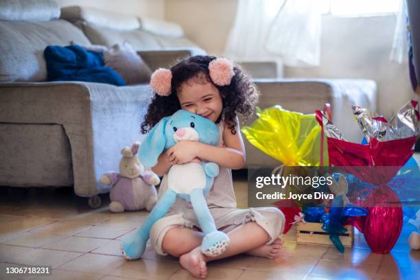 klein meisjeskind dat pluche konijn op de vakantie van pasen koestert - easter fantasy stockfoto's en -beelden