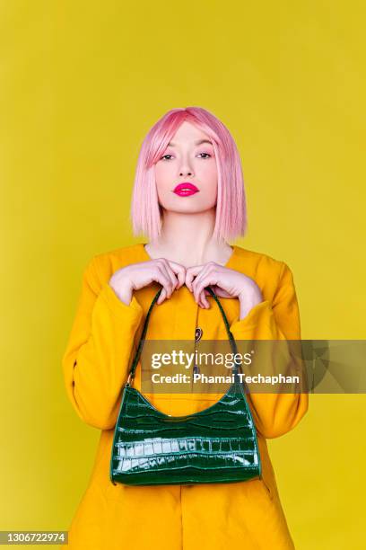 fashionable woman holding handbag - pink lipstick fotografías e imágenes de stock