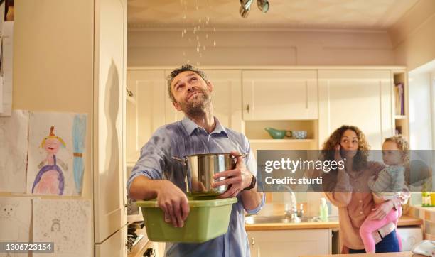 tubo che perde nel soffitto - fuoriuscire foto e immagini stock