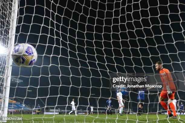 Jeroen Zoet of Spezia Calcio looks on as Luis Muriel of Atalanta's shot enters the net to give the side a 2-0 lead during the Serie A match between...