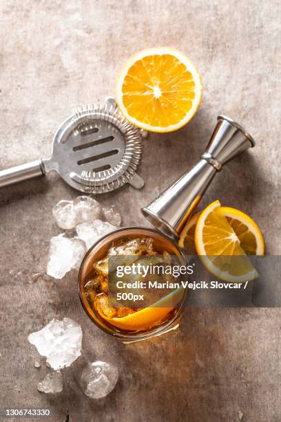 high angle view of lemon and drink with lemon slices on table - ron green fotografías e imágenes de stock