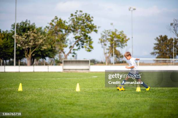 vor-jugend-junge fußballer entwicklung dribbling fähigkeiten - 6 football player stock-fotos und bilder