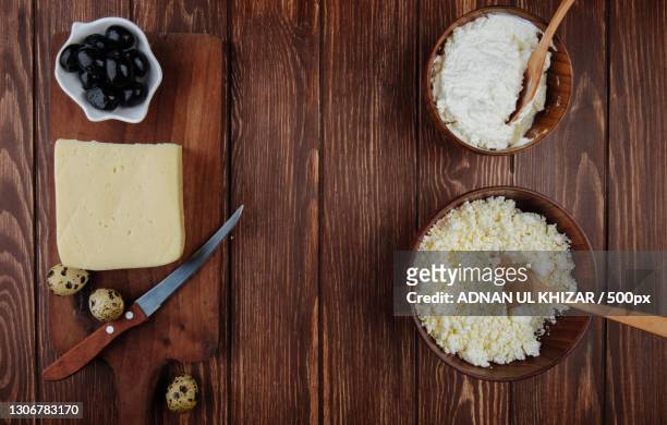 directly above shot of rice with rice on wooden table - table top view - fotografias e filmes do acervo