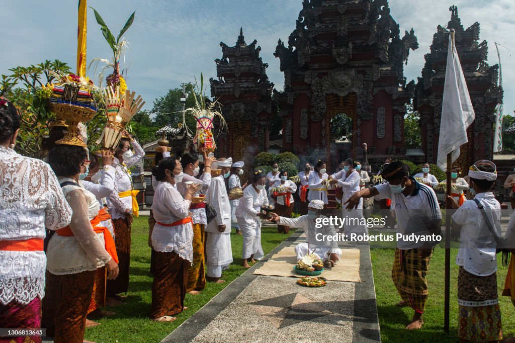 Indonesian Ritual Balinese Hindu devotees pray during the Melasti ritual at Segara ...