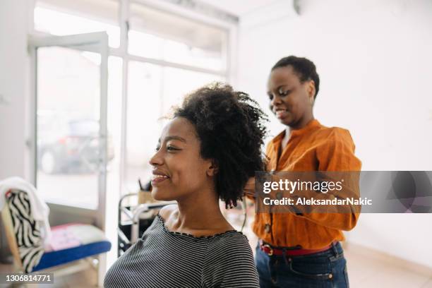 in een kapsalon - hairdressers black woman stockfoto's en -beelden