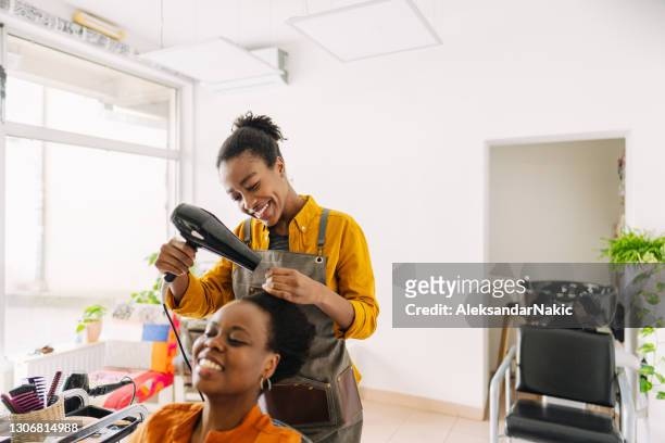 in een kapsalon - hairdressers black woman stockfoto's en -beelden