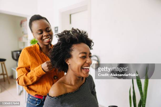 in einem friseursalon - afro hairstyle stock-fotos und bilder