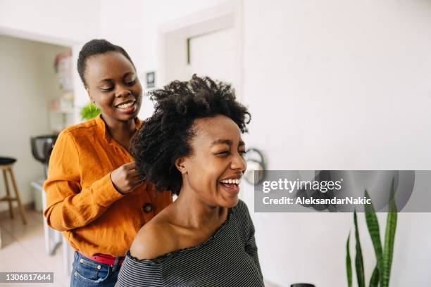 in un parrucchiere - african hair foto e immagini stock