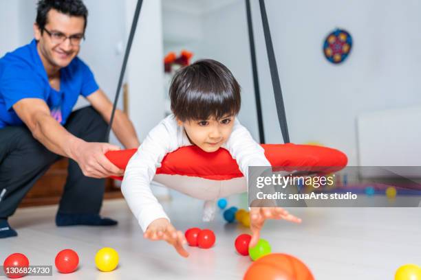 ergotherapie-behandlungssitzung zur screening-entwicklung von kindern. konzept für kinderklinik, kinderarzt und lernen. pädiatrische ergotherapie - ergotherapie stock-fotos und bilder