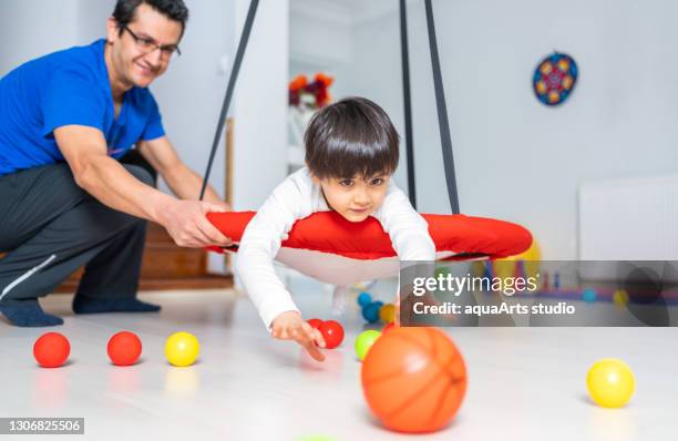 ergotherapie-behandlungssitzung zur screening-entwicklung von kindern. konzept für kinderklinik, kinderarzt und lernen. pädiatrische ergotherapie - occupational therapist stock-fotos und bilder