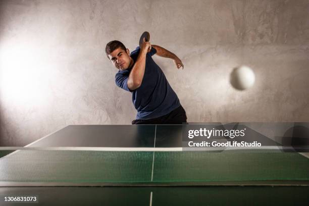 junger mann spielt tischtennis - mens singles table tennis stock-fotos und bilder