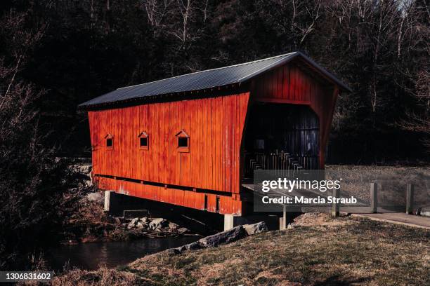 red covered bridge over a stream - ponte coberta ponte - fotografias e filmes do acervo