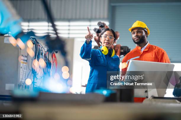 female engineer presentation robotic welding process to her team in testing area of research and development. production process improvement concepts. - regular guy stock pictures, royalty-free photos & images