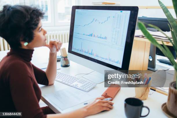 femme d’affaires latino-américaine analysant les données financières de la société sur un pc - red stock photos et images de collection