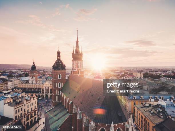 oude stad van krakau - krakow stockfoto's en -beelden