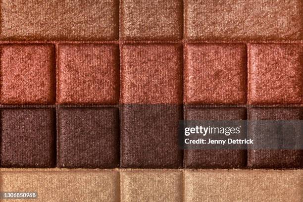 eyeshadow palette - paleta de maquillaje fotografías e imágenes de stock