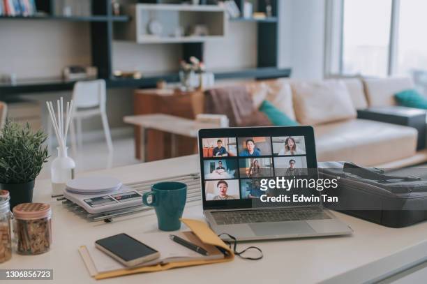 laptop con videoconferenza sullo schermo sul bancone della cucina con smartphone, blocco note - lavoro a domicilio foto e immagini stock
