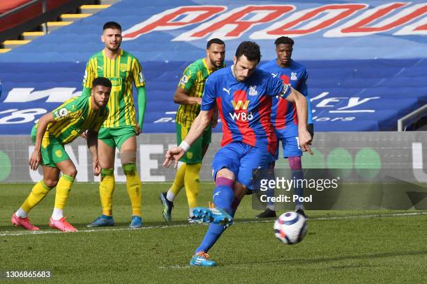 Luka Milivojevic of Crystal Palace scores their team's first goal from the penalty spot during the Premier League match between Crystal Palace and...