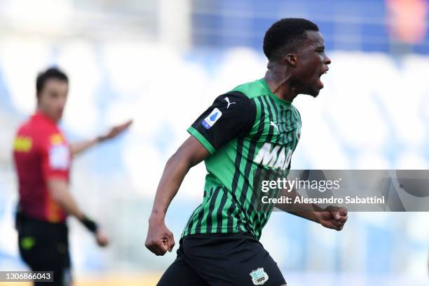 Hamed Junior Traore of Sassuolo celebrates scoring their team's third goal during the Serie A match between US Sassuolo and Hellas Verona FC at Mapei...