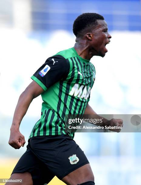 Hamed Junior Traore of Sassuolo celebrates after scoring his team's third goal during the Serie A match between US Sassuolo and Hellas Verona FC at...